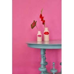 Vaso in ceramica con labbra rosse 2