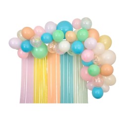 Ghirlanda con palloncini e stelle filanti pastello