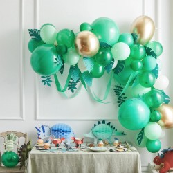 Arco di palloncini verdi con foglie e stelle filanti 2