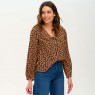 Blusa animalier con maxi colletto