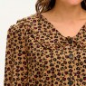 Blusa animalier con maxi colletto