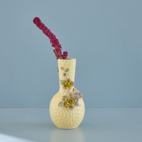 Vaso in ceramica gialla con scultura floreale