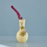 Vaso in ceramica gialla con scultura floreale