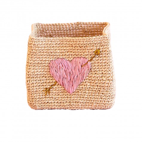 Cesto in rafia grande con cuore rosa