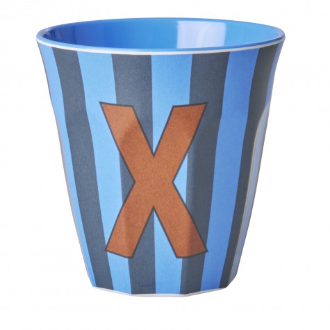 Bicchiere medio in melamina a righe con lettera X