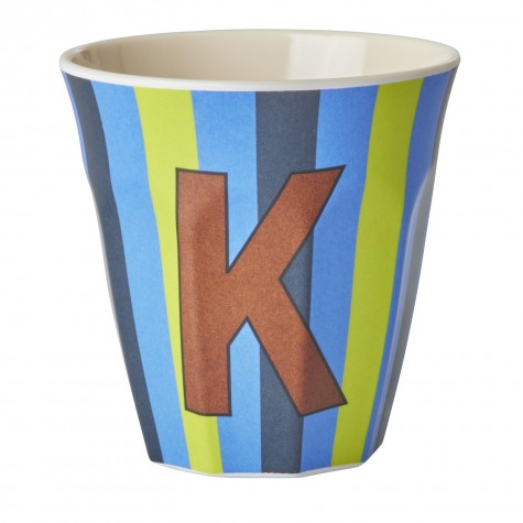 Bicchiere medio in melamina a righe con lettera K