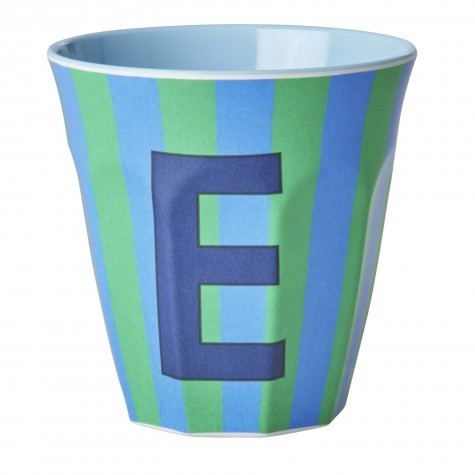 Bicchiere medio in melamina a righe con lettera E