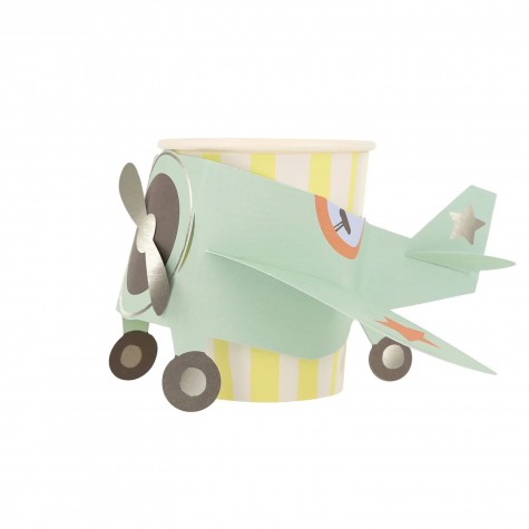 Bicchieri di carta con aeroplano in rilievo
