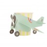 Bicchieri di carta con aeroplano in rilievo