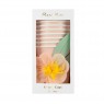 Bicchieri di carta con fiore in rilievo