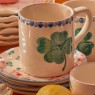 Tazza mug in ceramica con quadrifoglio dipinto a mano