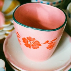 Bicchiere in ceramica con fiori rossi dipinti a mano 2