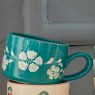 Tazza da cappuccino in ceramica con fiori bianchi dipinti a mano