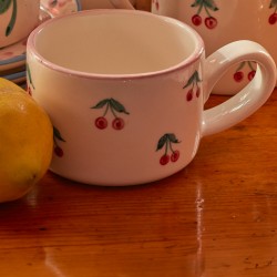 Tazza da cappuccino in ceramica con ciliegie dipinte a mano 2