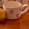 Tazza da cappuccino in ceramica con ciliegie dipinte a mano