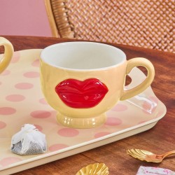 Mug in ceramica crema con labbra in rilievo 2