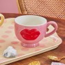 Mug in ceramica rosa con labbra in rilievo