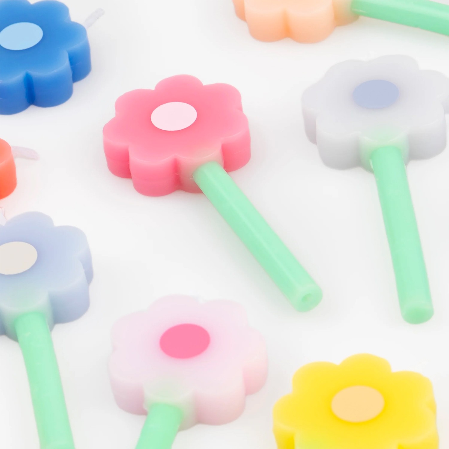 Candeline di compleanno con mini margherite arcobaleno | Meri Candeline di compleanno con mini margherite arcobaleno | Meri
