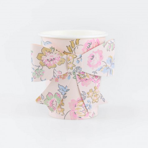 Bicchieri di carta in chintz rosa floreali con fiocco |