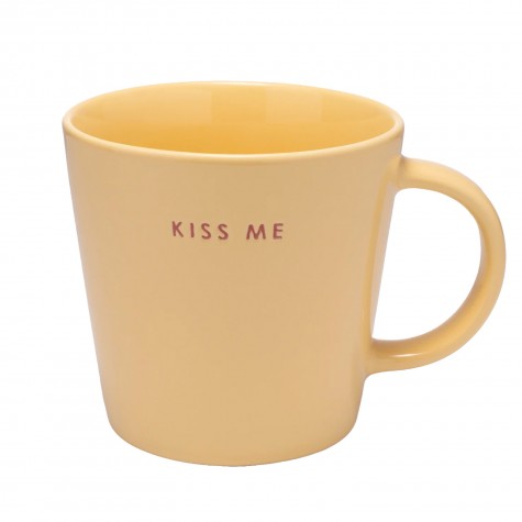 Tazza mug in ceramica gialla con scritta "Kiss me" |
