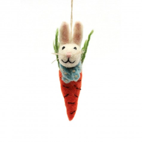 Decorazione in feltro a forma di coniglietto nella carota |