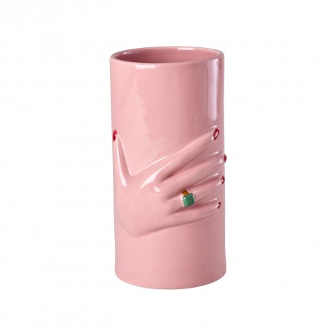 Vaso in ceramica rosa con mani in...