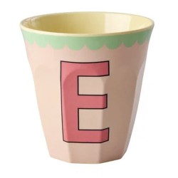 Bicchiere medio rosa chiaro con lettera E | Gallinasmilza