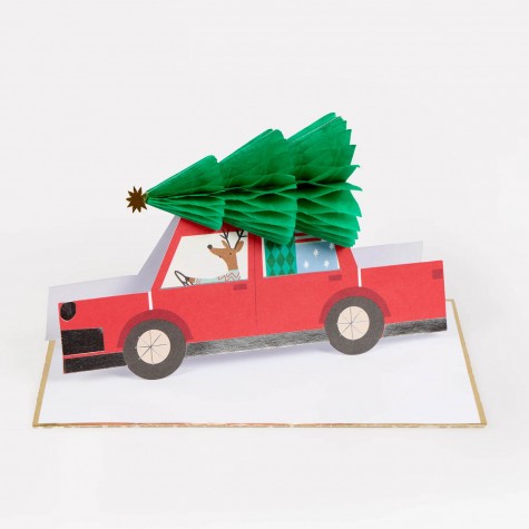 Biglietto di auguri renna in auto con albero di Natale |