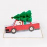 Biglietto di auguri renna in auto con albero di Natale |
